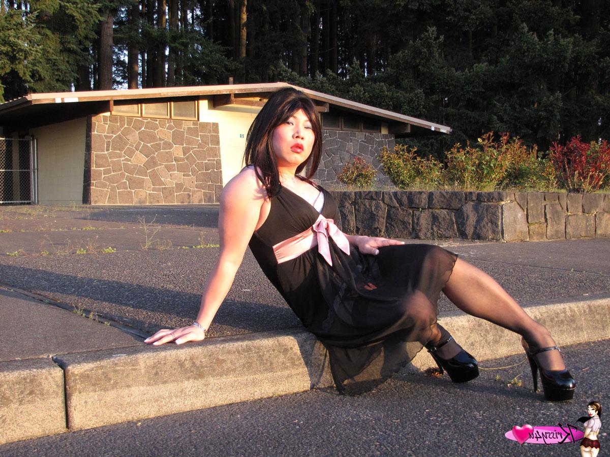 16P Transexual asiática morena expone su deliciosa polla y posa al aire libre