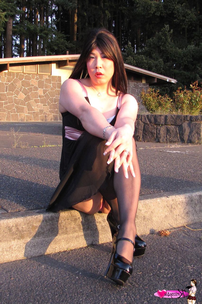 16P Transexual asiática morena expone su deliciosa polla y posa al aire libre