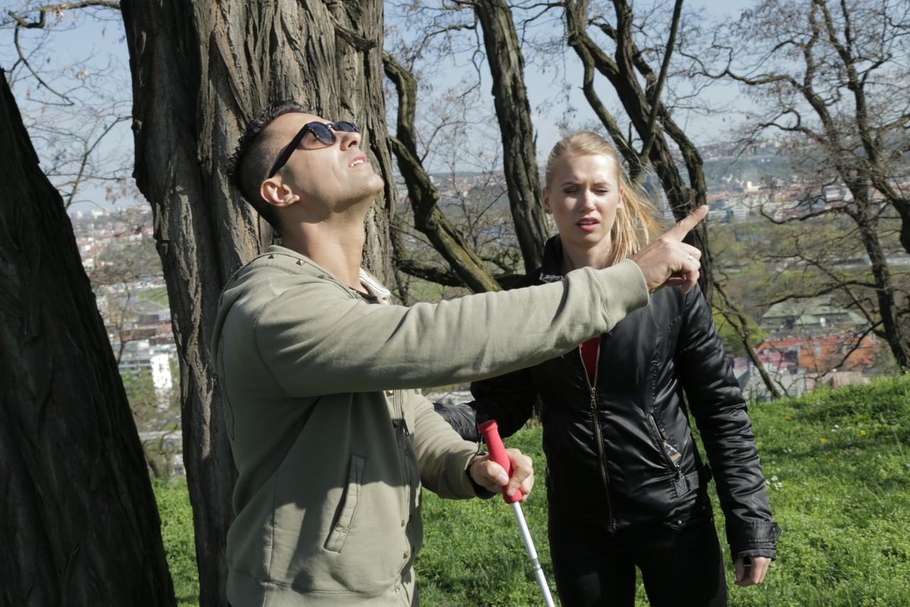 20P Une touriste blonde en chaleur baise un inconnu aveugle et engloutit son sperme chaud