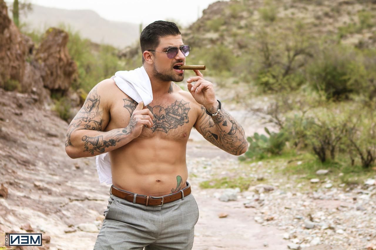 17P Les hommes en forme Ryan Bones et Pierce Paris se dirigent vers les grands espaces pour du sexe gay