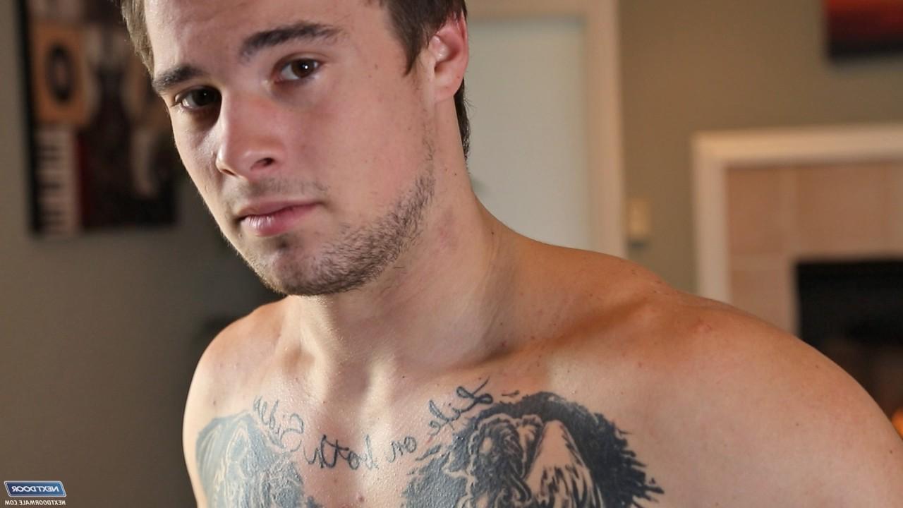 20P El maromo amateur tatuado Steven Russel se hace una paja hasta correrse