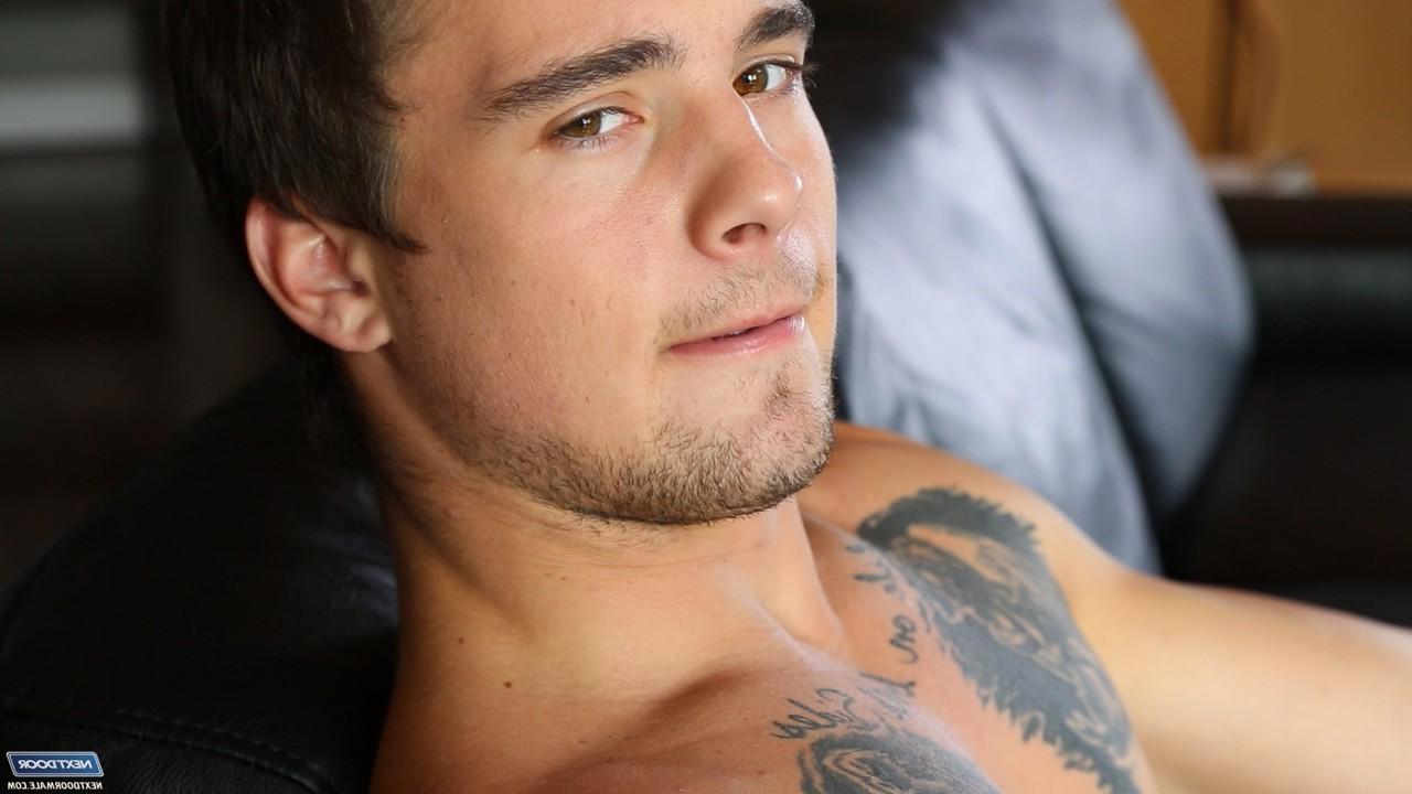 20P El maromo amateur tatuado Steven Russel se hace una paja hasta correrse