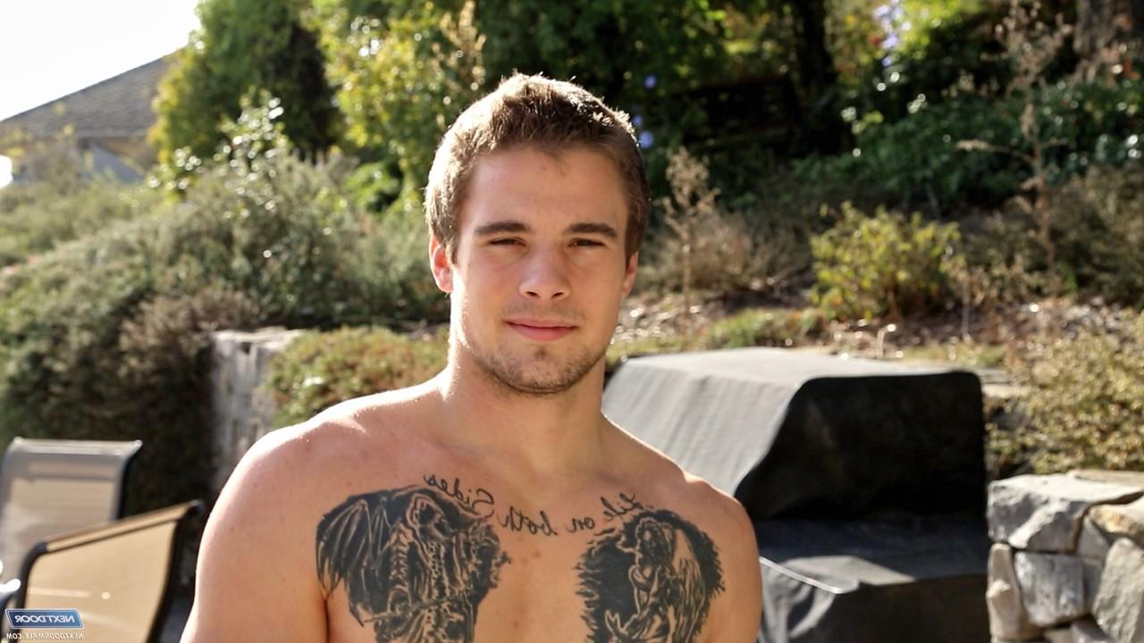 20P El maromo amateur tatuado Steven Russel se hace una paja hasta correrse