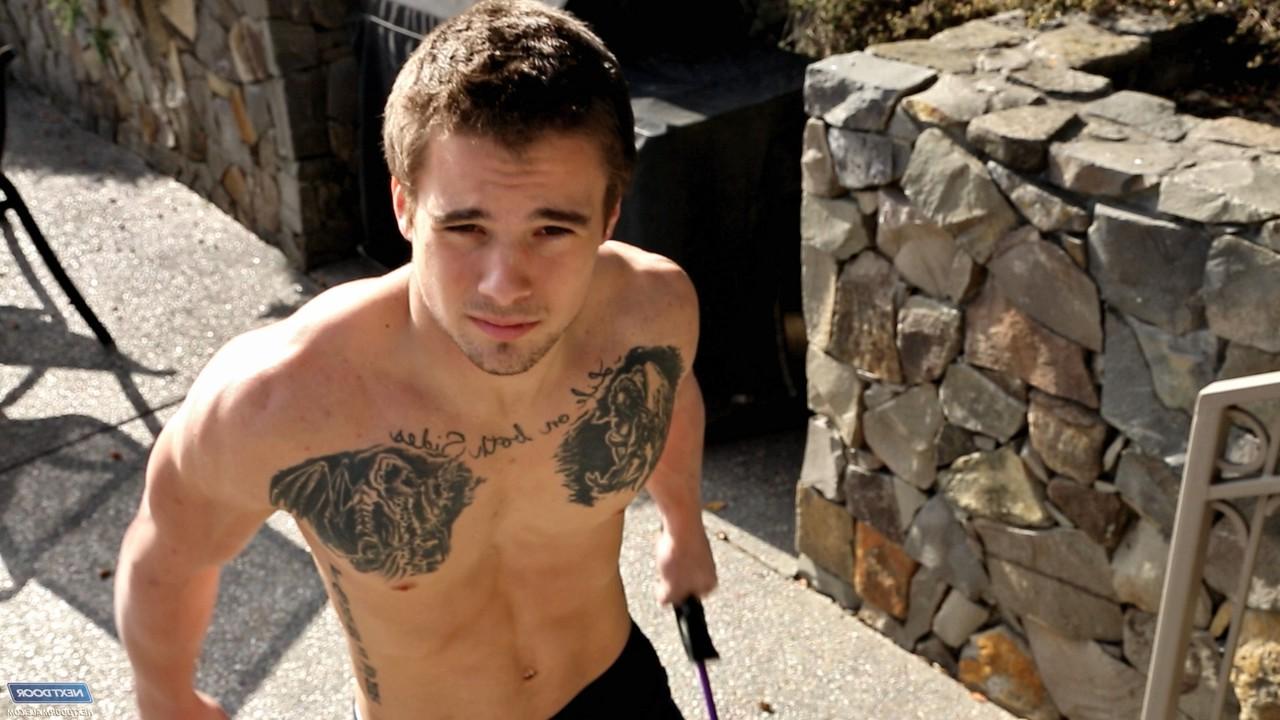 20P El maromo amateur tatuado Steven Russel se hace una paja hasta correrse