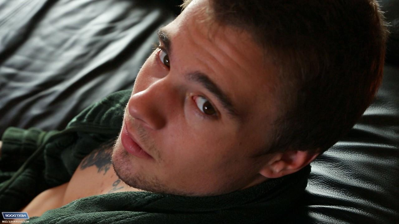 20P El maromo amateur tatuado Steven Russel se hace una paja hasta correrse