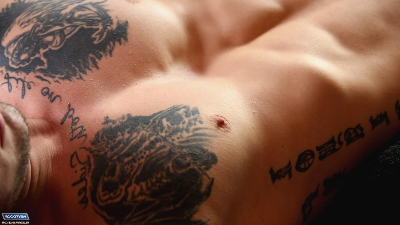 20P El maromo amateur tatuado Steven Russel se hace una paja hasta correrse