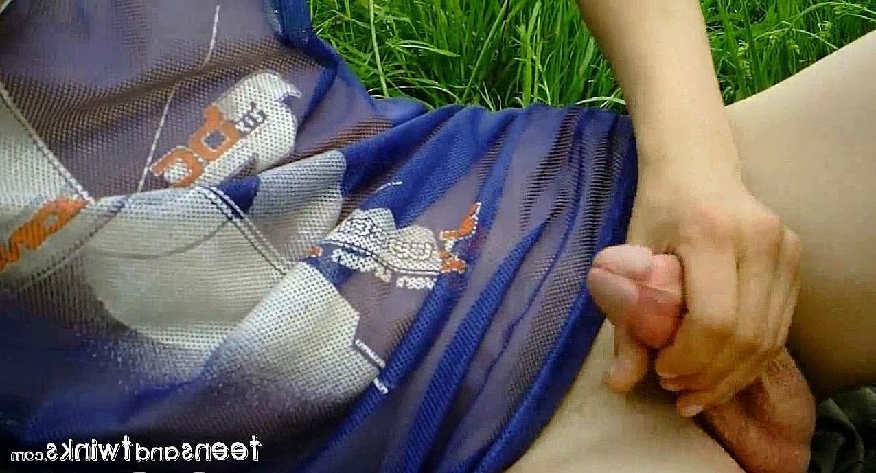 20P O doce twink Hubert tira a calça jeans e se masturba na grama até gozar