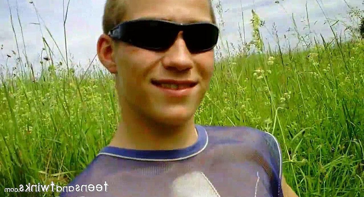 20P O doce twink Hubert tira a calça jeans e se masturba na grama até gozar