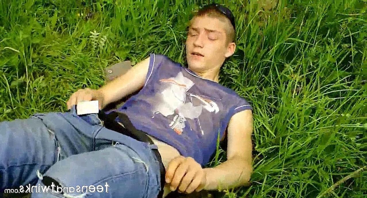 20P O doce twink Hubert tira a calça jeans e se masturba na grama até gozar