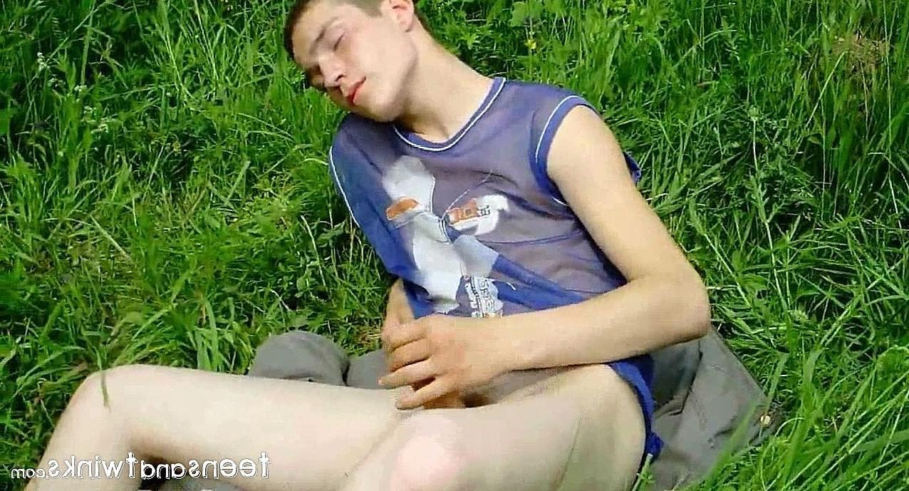 20P O doce twink Hubert tira a calça jeans e se masturba na grama até gozar