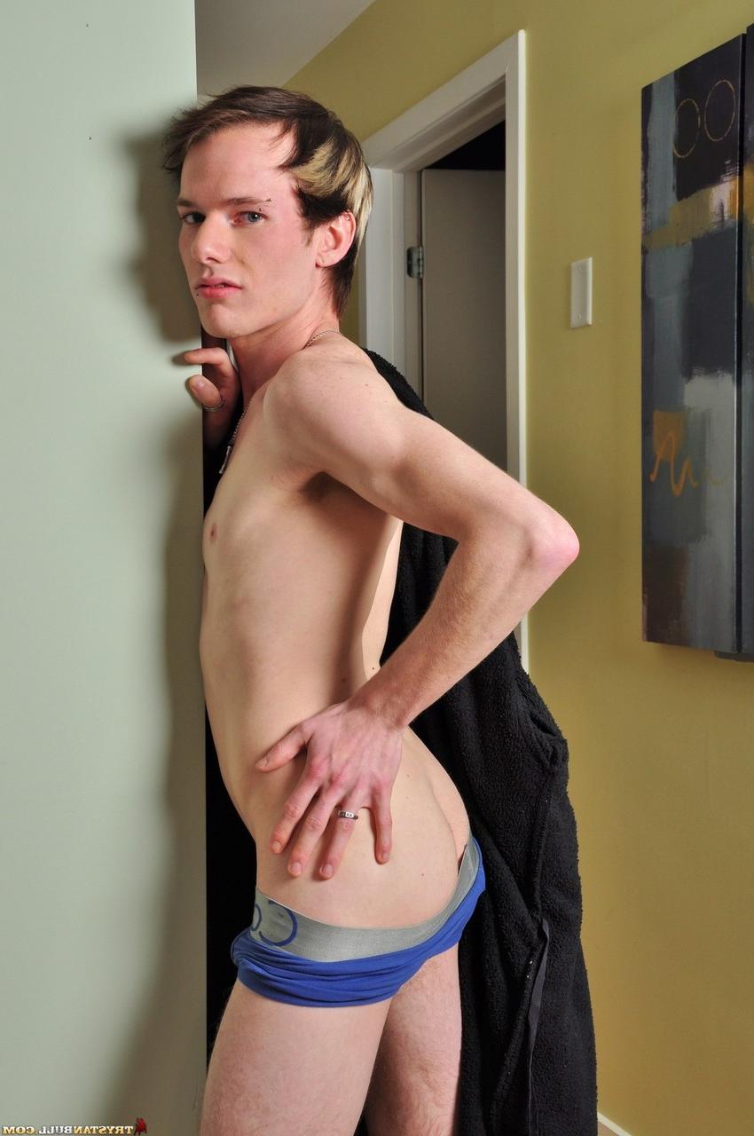 20P Strong stallion Trystan Bull receives a BJ from slim twink Jamie Swallow