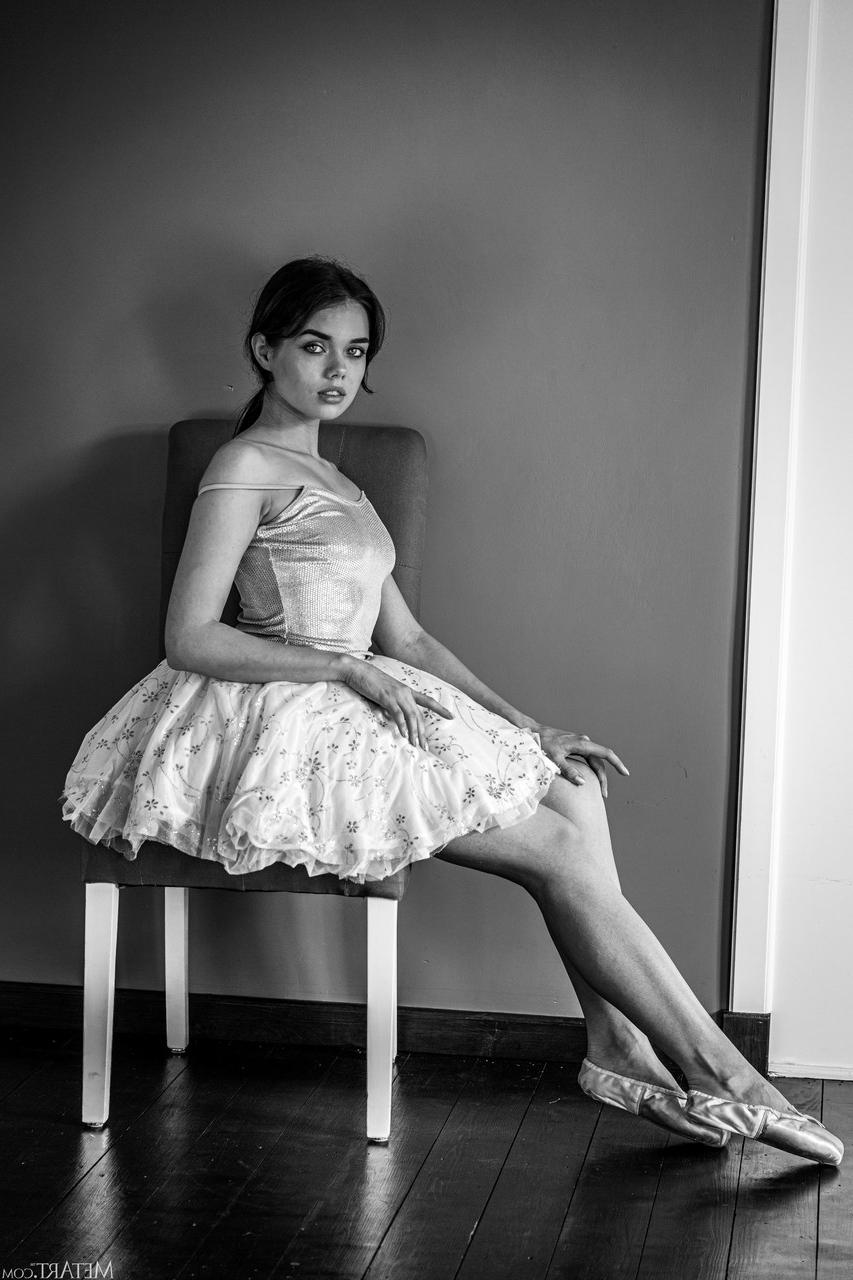 20P La belle ballerine Keira Blue montre ses seins de jeune aux tétons gonflés.
