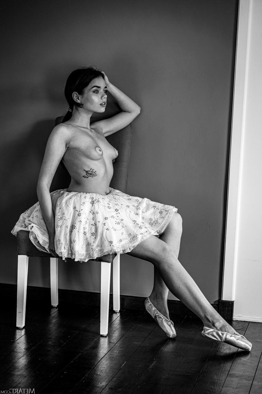20P La belle ballerine Keira Blue montre ses seins de jeune aux tétons gonflés.