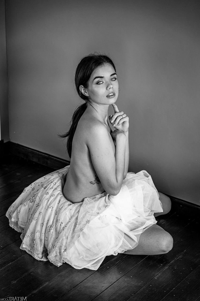 20P La belle ballerine Keira Blue montre ses seins de jeune aux tétons gonflés.