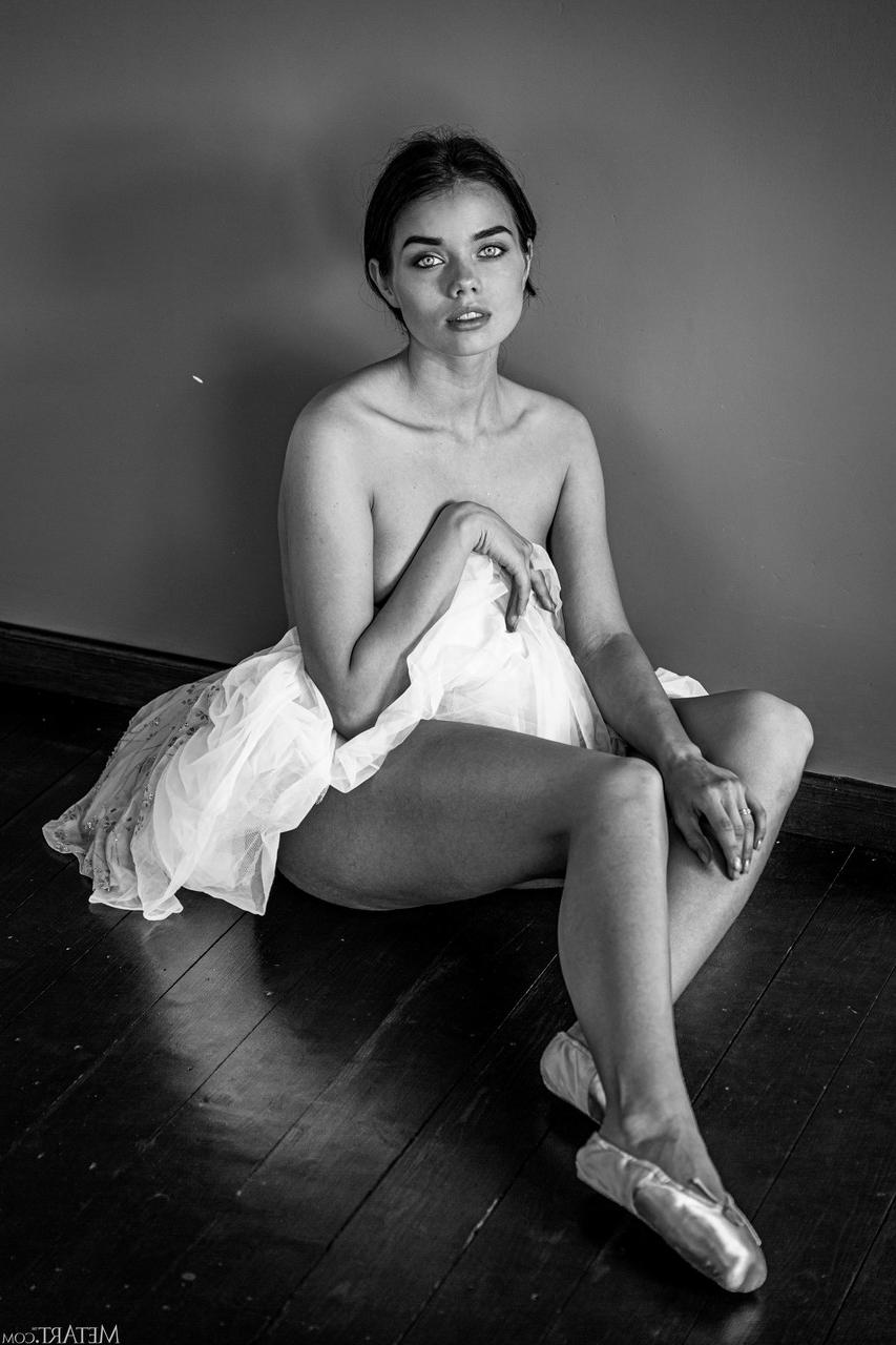 20P La belle ballerine Keira Blue montre ses seins de jeune aux tétons gonflés.
