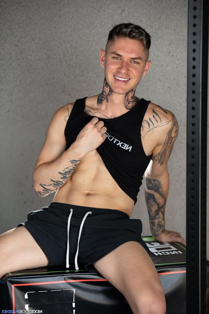 20P Tres dulces gays con grandes pollas se desnudan y follan en el vestuario