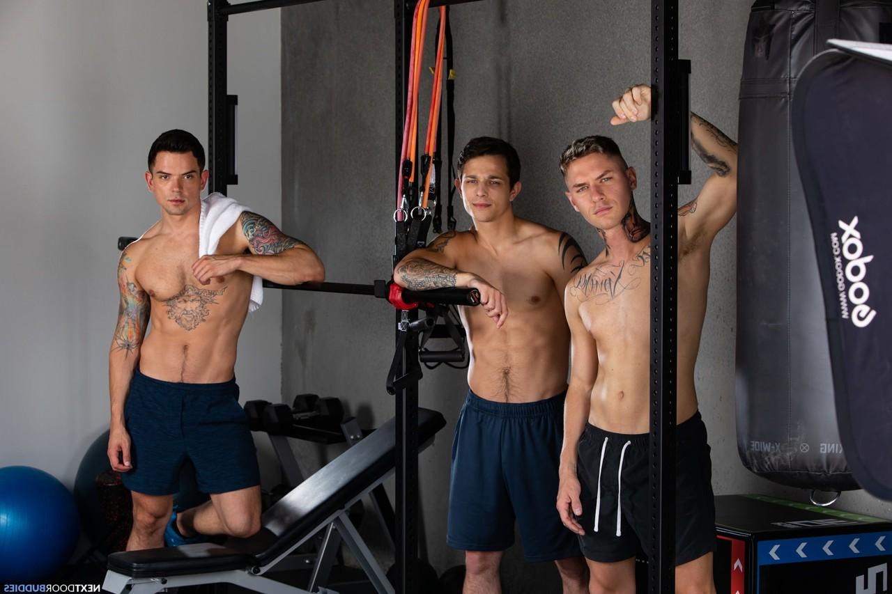 20P Tres dulces gays con grandes pollas se desnudan y follan en el vestuario