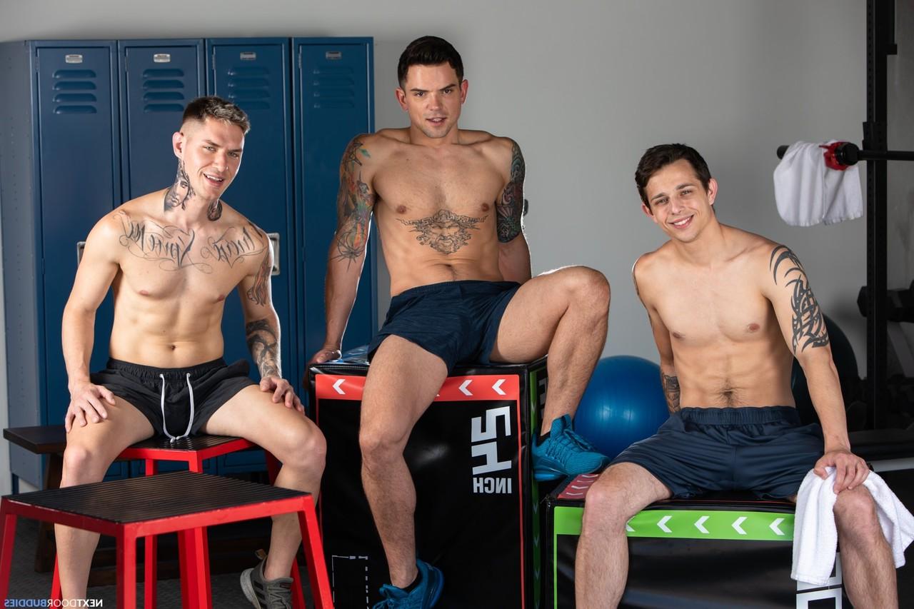 20P Tres dulces gays con grandes pollas se desnudan y follan en el vestuario