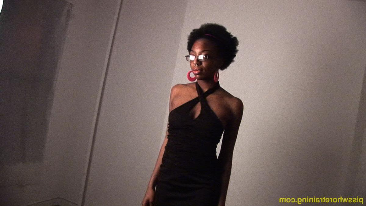 15P A garota negra Revay faz topless antes de usar uma mordaça de bola