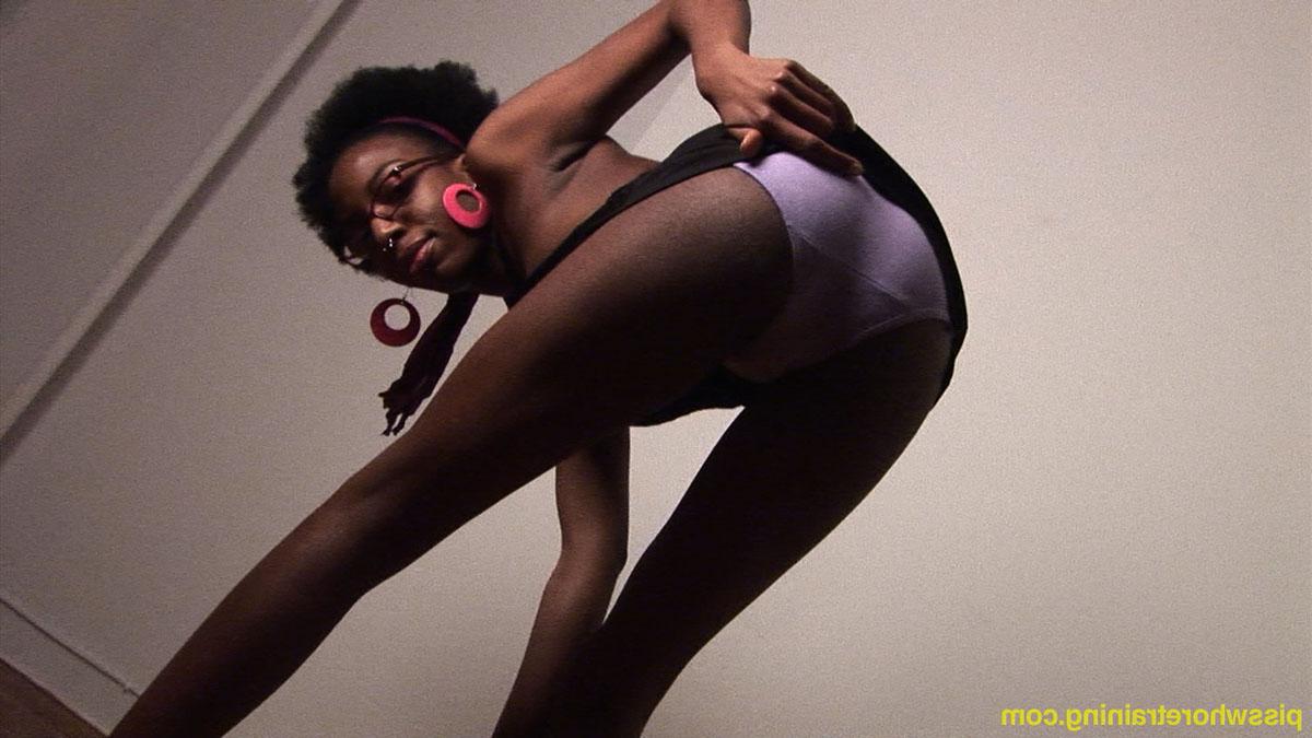 15P A garota negra Revay faz topless antes de usar uma mordaça de bola