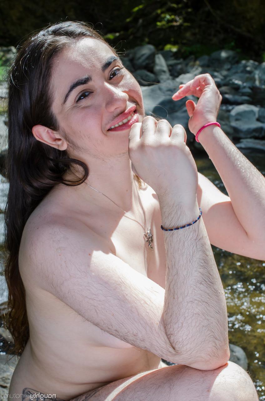 20P La hippie amateur Kisa Fae se déshabille au bord du ruisseau et révèle son corps poilu.
