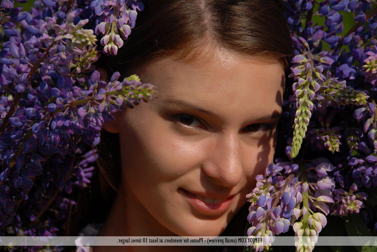16P Die völlig nackte Teenagerin Nikki D bedeckt sich mit Blütenblättern von Wildblumen