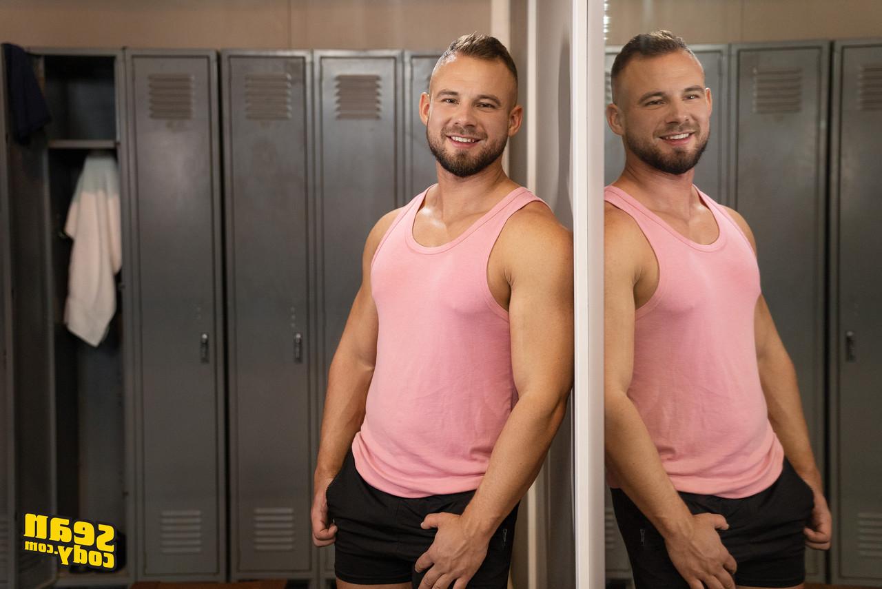13P Homens gays musculosos desfrutam de sexo anal estilo cachorrinho em um trio quente na academia