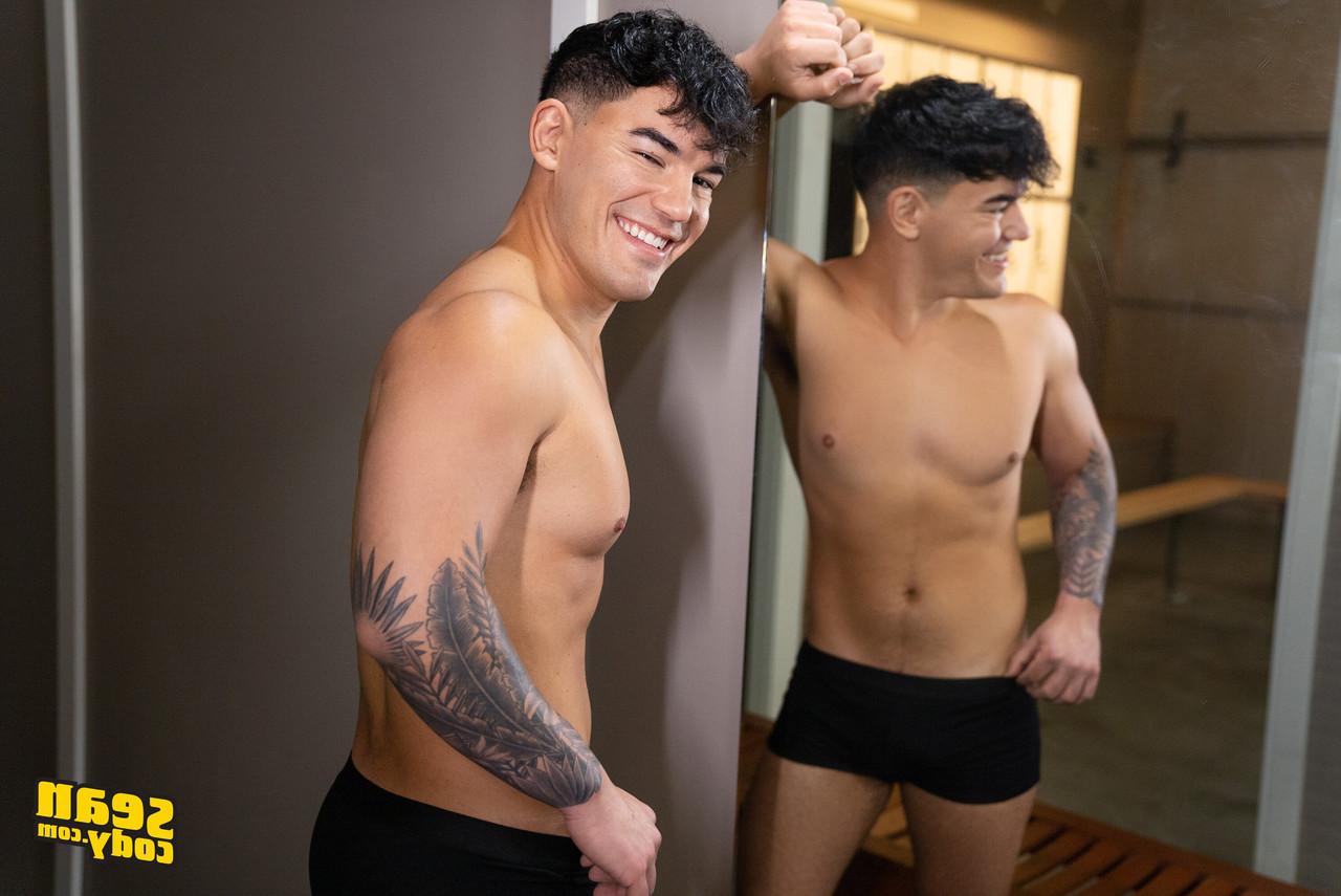 13P Homens gays musculosos desfrutam de sexo anal estilo cachorrinho em um trio quente na academia