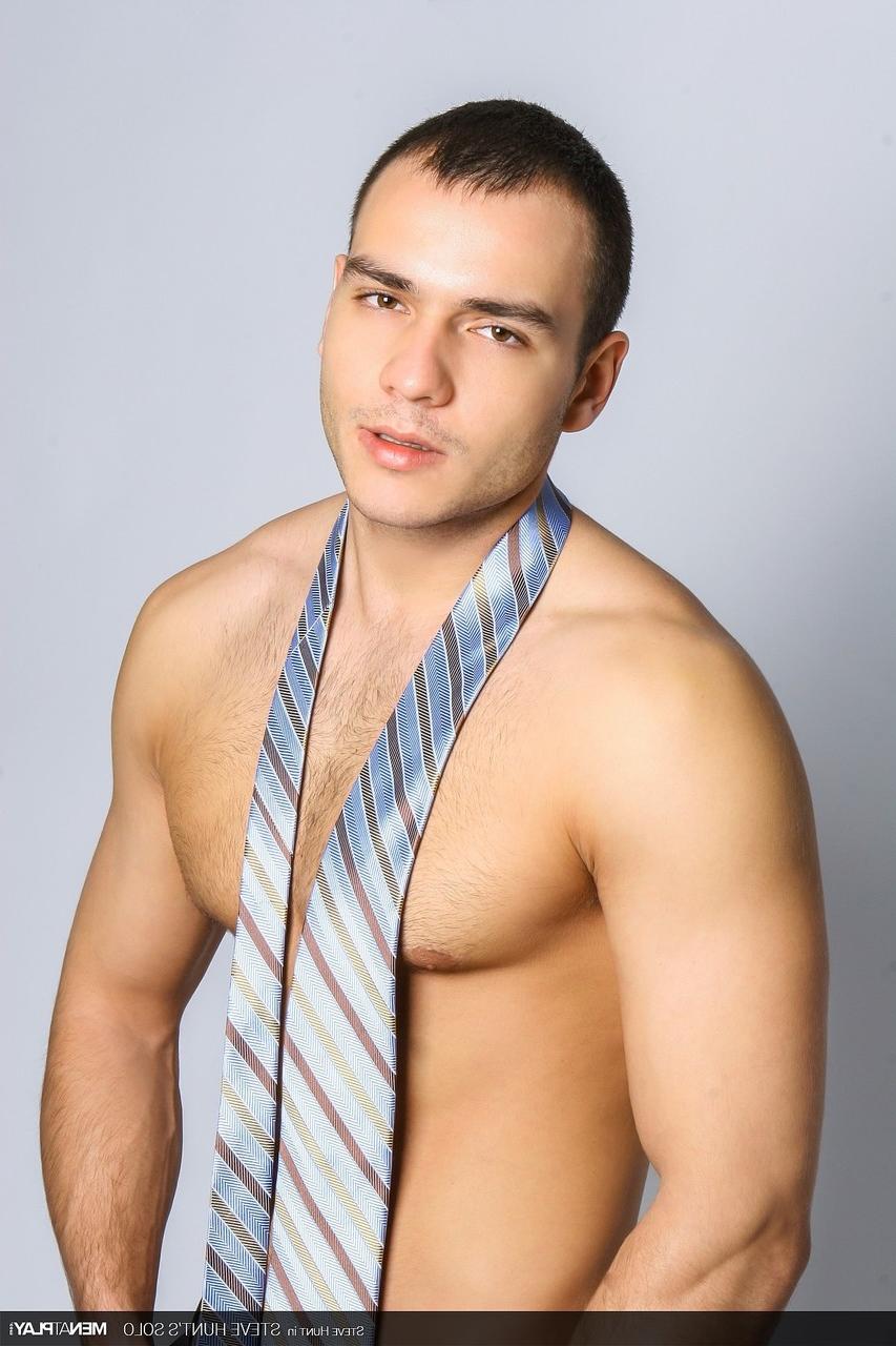 12P O gay bonitão Steve Hunt sacode seu pau grande durante um strip-tease quente