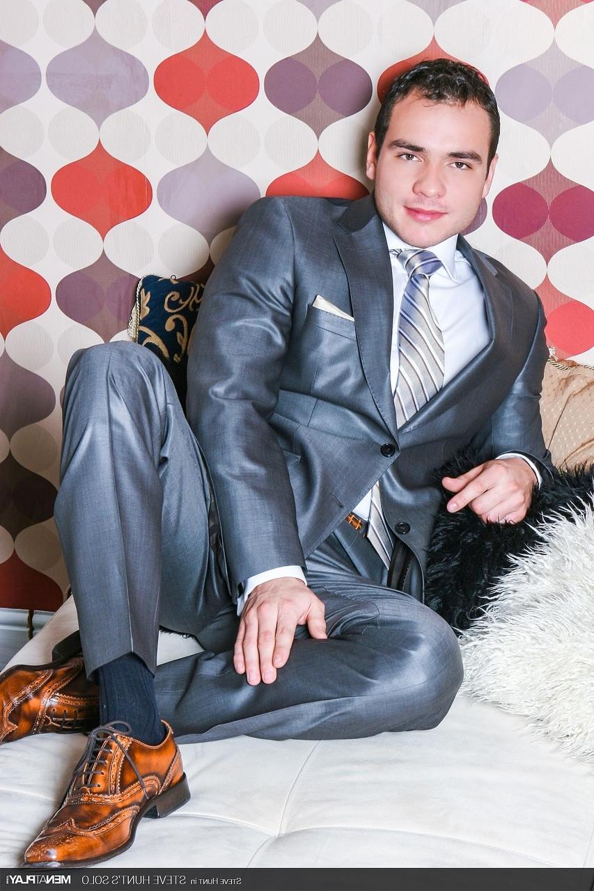 12P O gay bonitão Steve Hunt sacode seu pau grande durante um strip-tease quente