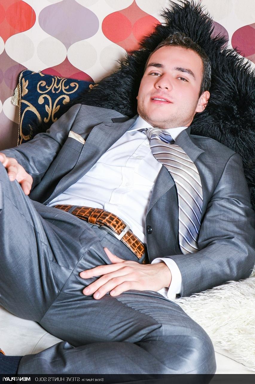12P O gay bonitão Steve Hunt sacode seu pau grande durante um strip-tease quente