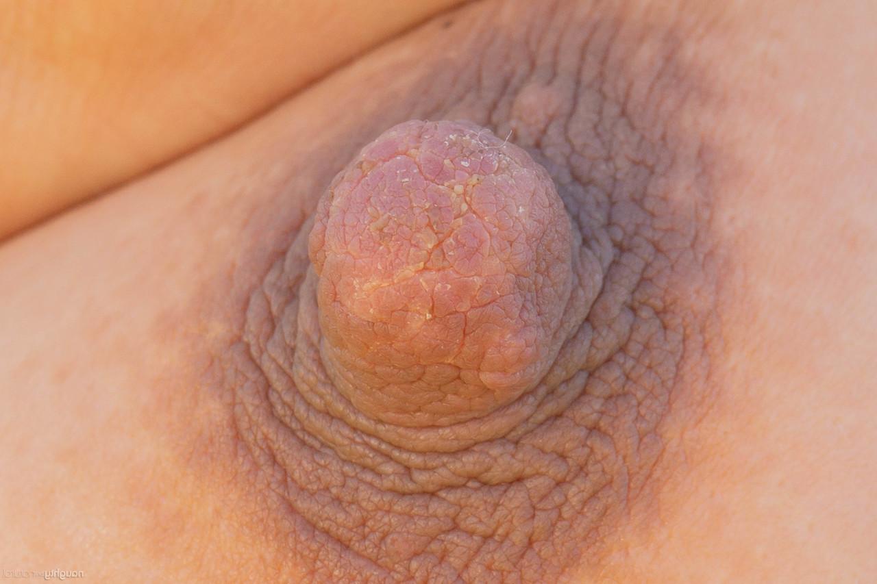 20P La embarazada totalmente natural Azaela se desnuda y muestra su cuerpo peludo al aire libre