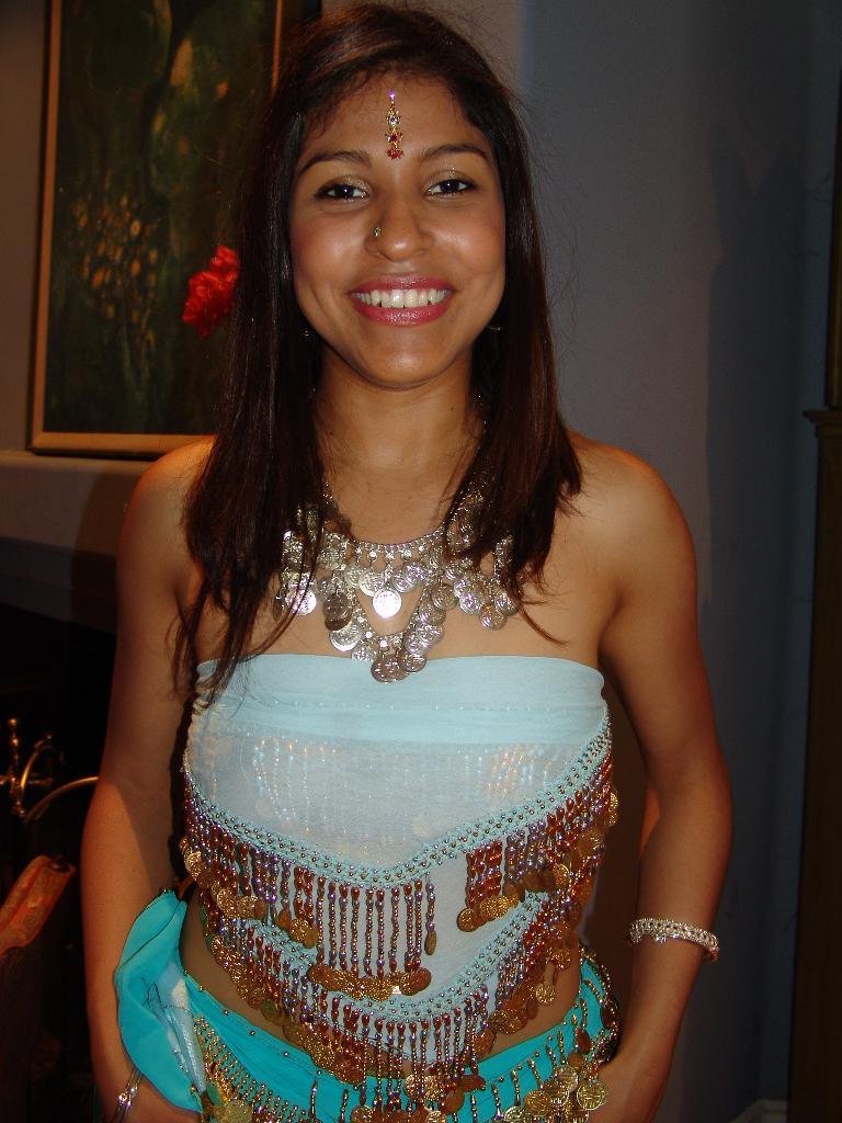 16P La poulette indienne Laurie Vargas se déshabille avant d'empaler sa chatte sur une bite.