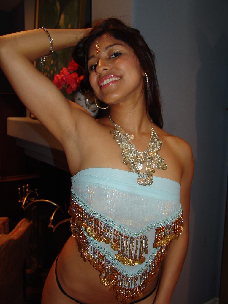 16P La poulette indienne Laurie Vargas se déshabille avant d'empaler sa chatte sur une bite.