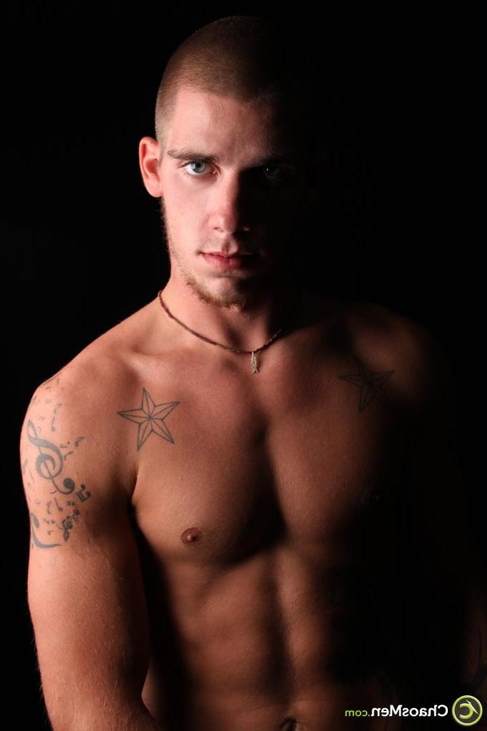 20P O gay careca Curtis tira a camisa e a calça jeans e exibe seu grande pau