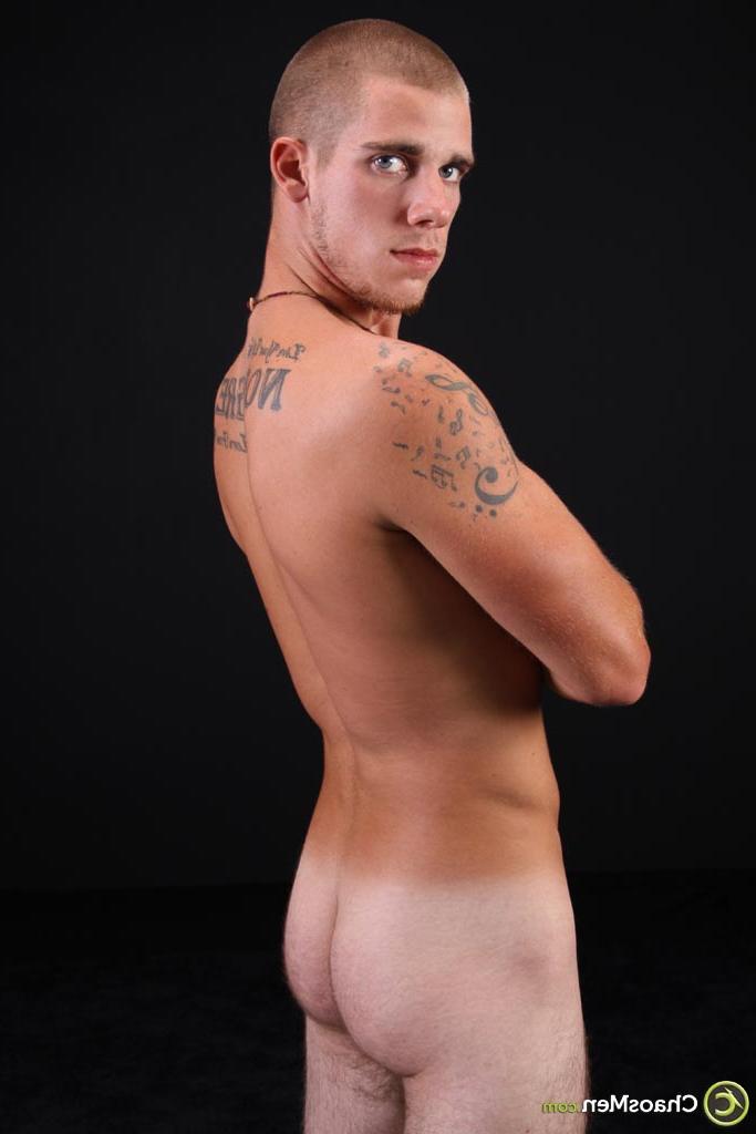 20P O gay careca Curtis tira a camisa e a calça jeans e exibe seu grande pau