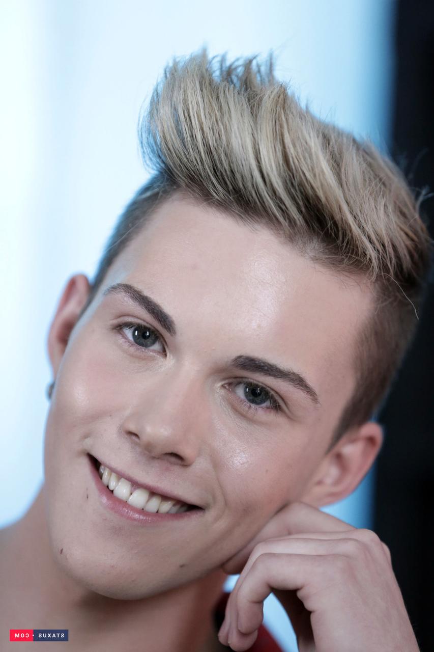 18P Die gut bestückten schwulen Jungs Noah Matous und Ruben Bart genießen wilden Hardcore-Analsex