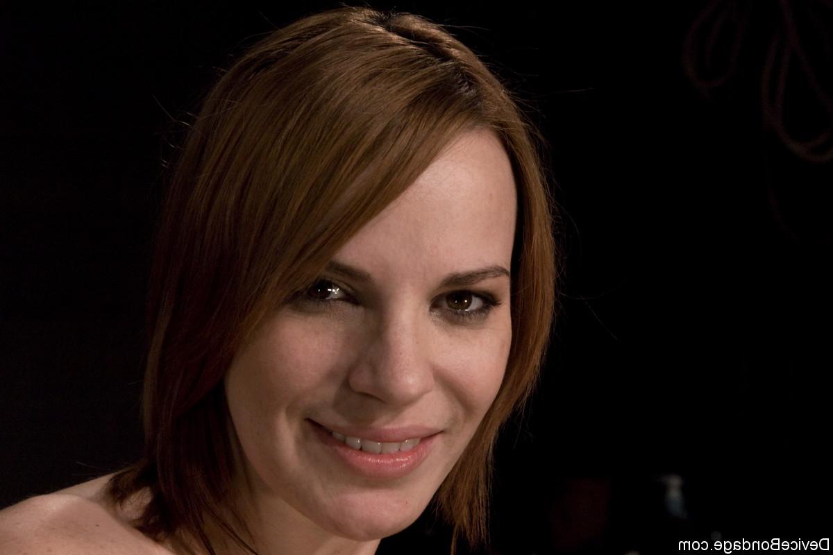 19P A atraente gata Dana DeArmond é punida com um vibrador em cativeiro de metal