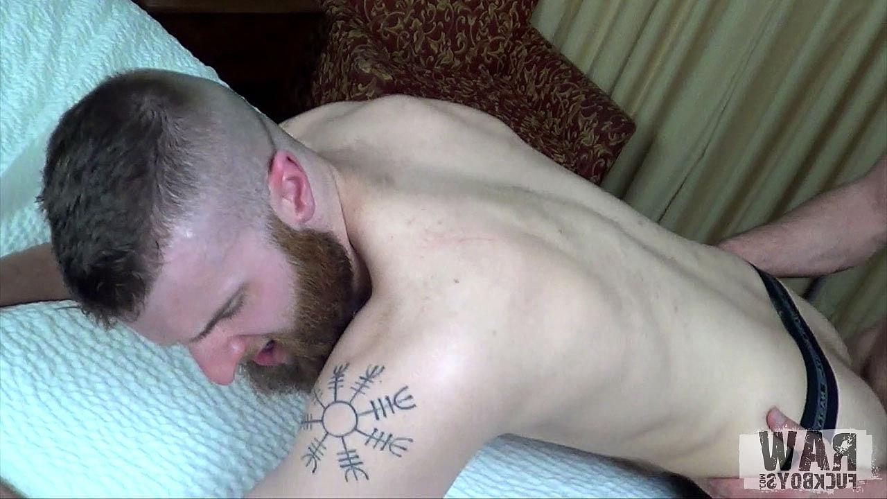 20P Les gays Brogan Reed et Gunner Dean se lèchent le cul avant le sexe en levrette