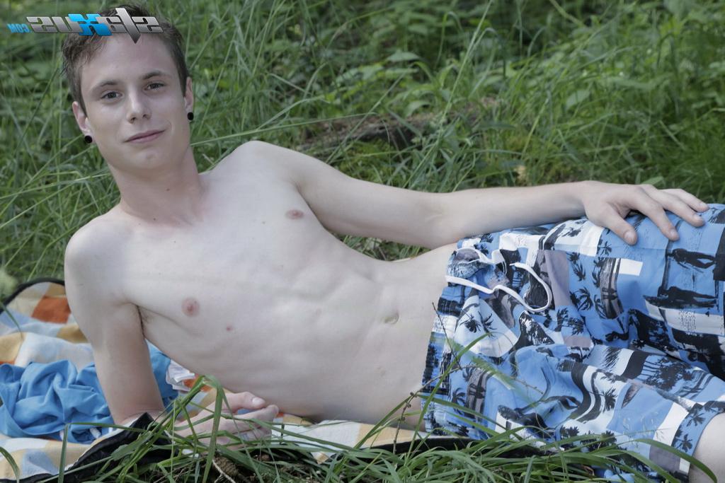 20P O gay Benjamin Dunn gosta de sexo anal ao ar livre com o jovem Ari Bow