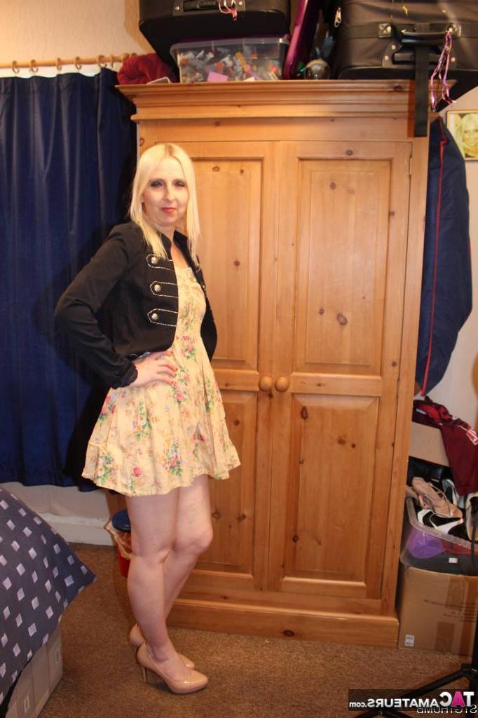 20P La amateur británica Tracey Lain chupa una polla antes del sexo anal duro