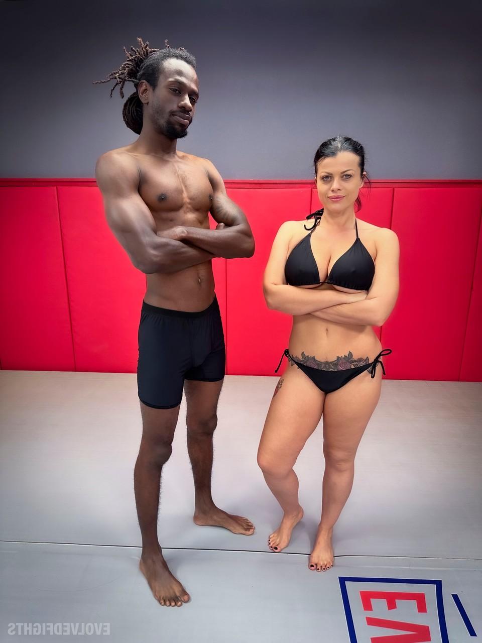 20P A lutadora excêntrica Nadia White chupa e monta uma BBC enquanto luta com um homem negro