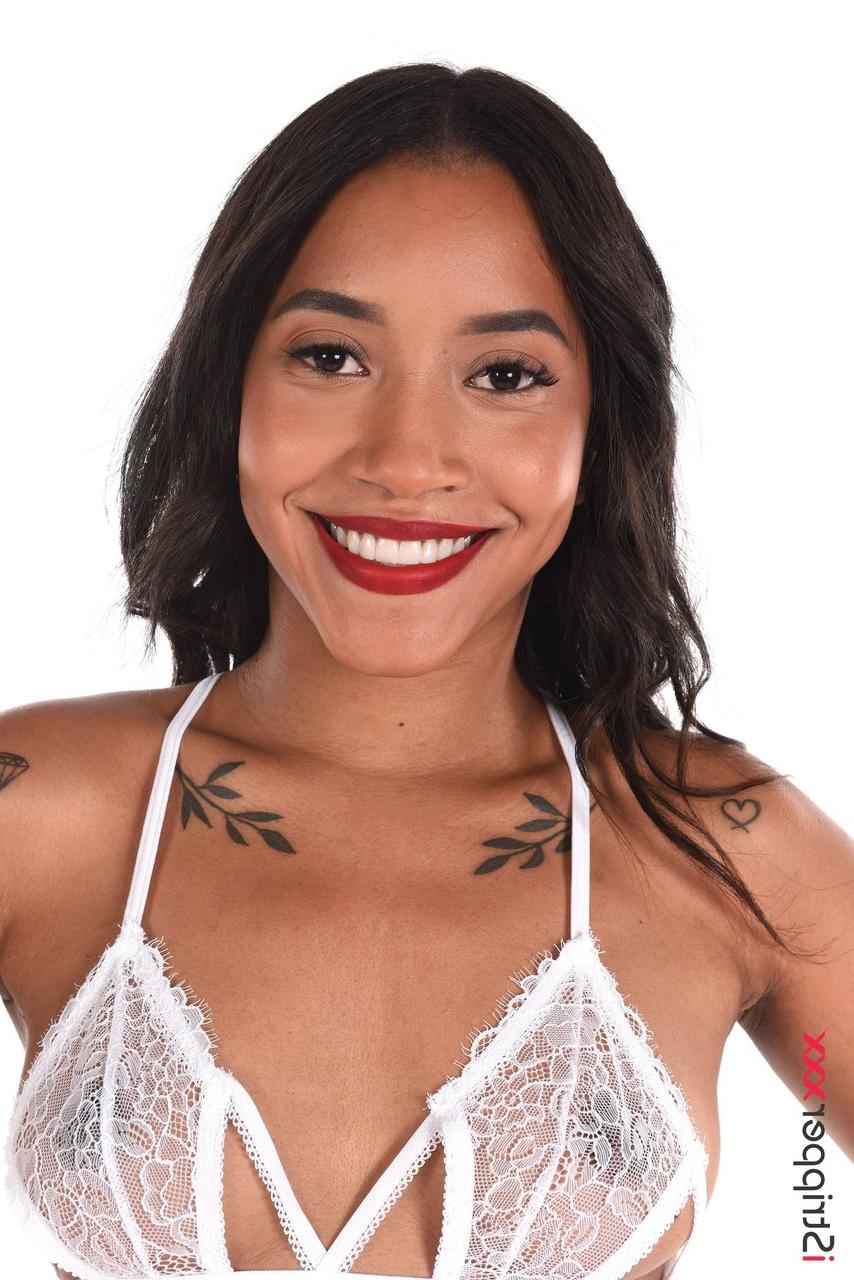 15P A garota afro latina Linda Baker descarta lingerie branca antes de brincar com sua boceta