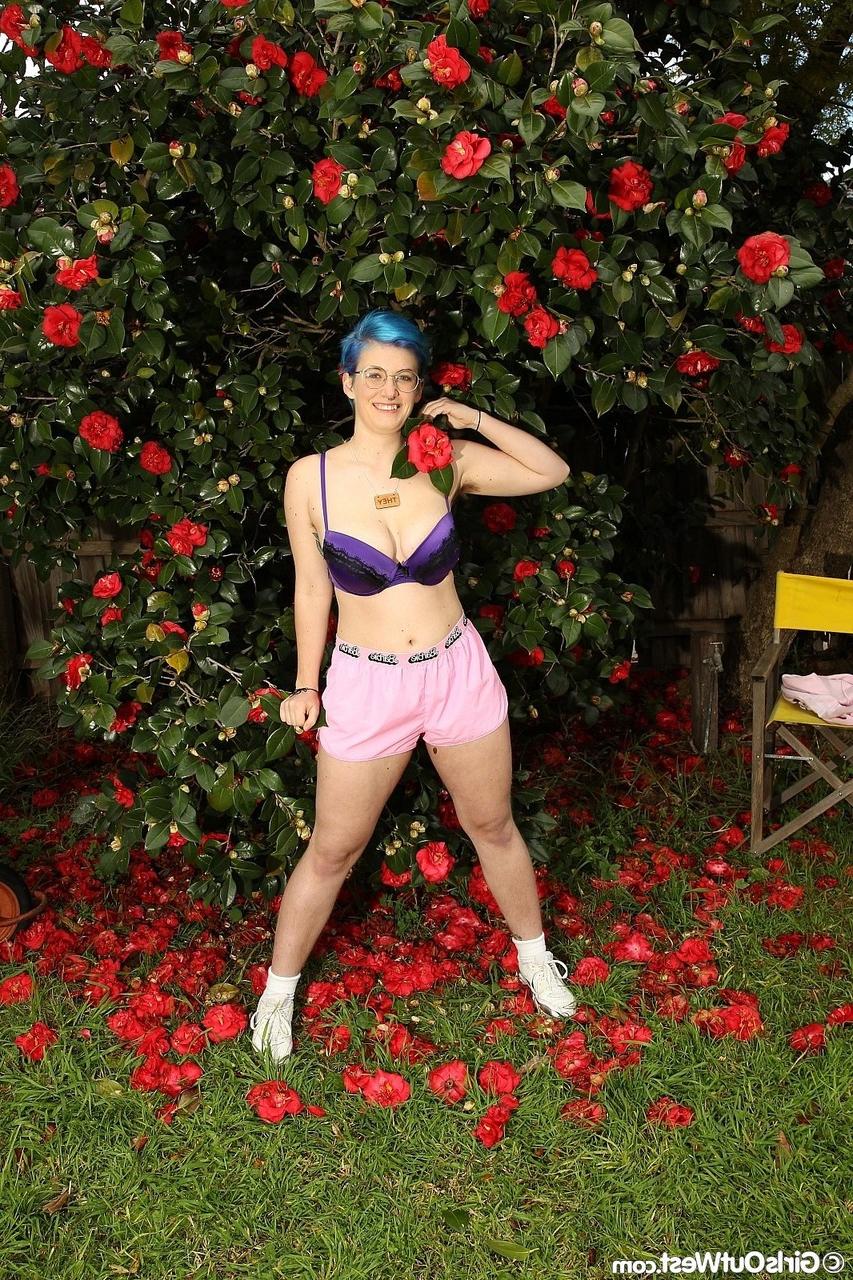 20P Blue-haired amateur babe exposing her big boobs and ass in the garden
