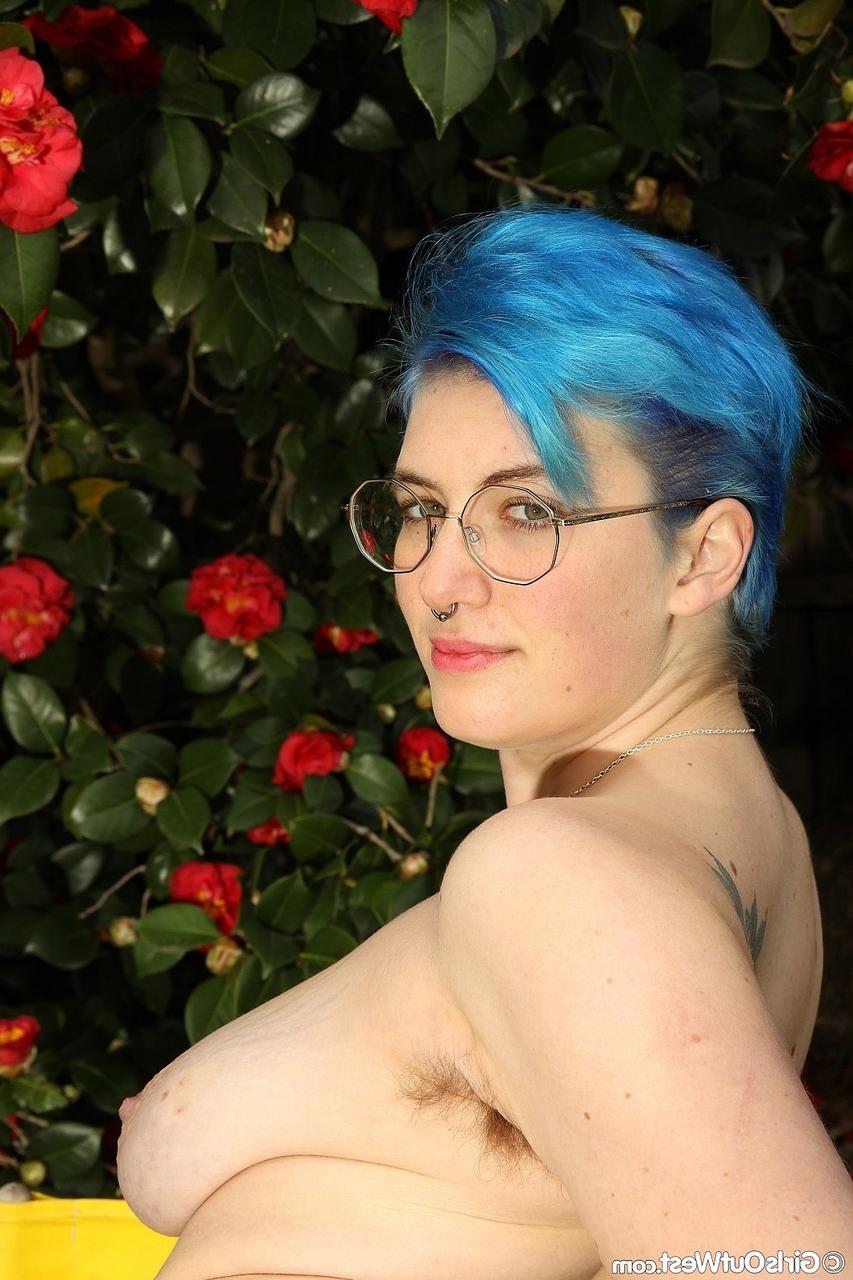 20P Blue-haired amateur babe exposing her big boobs and ass in the garden