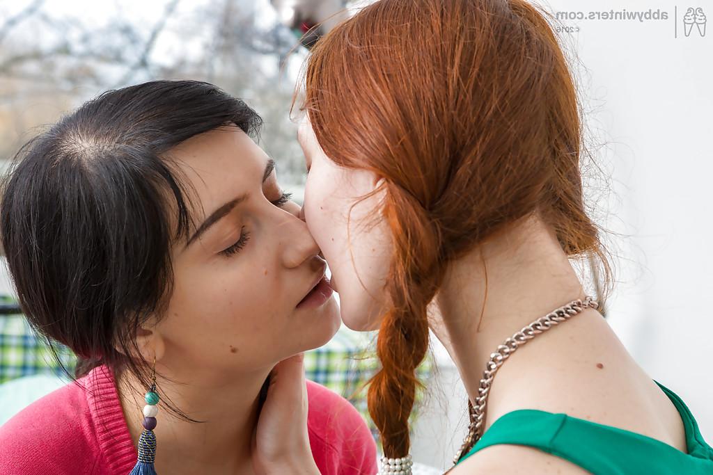 16P Las lesbianas australianas de la vida real Alina e Irina follan y se frotan después de un beso