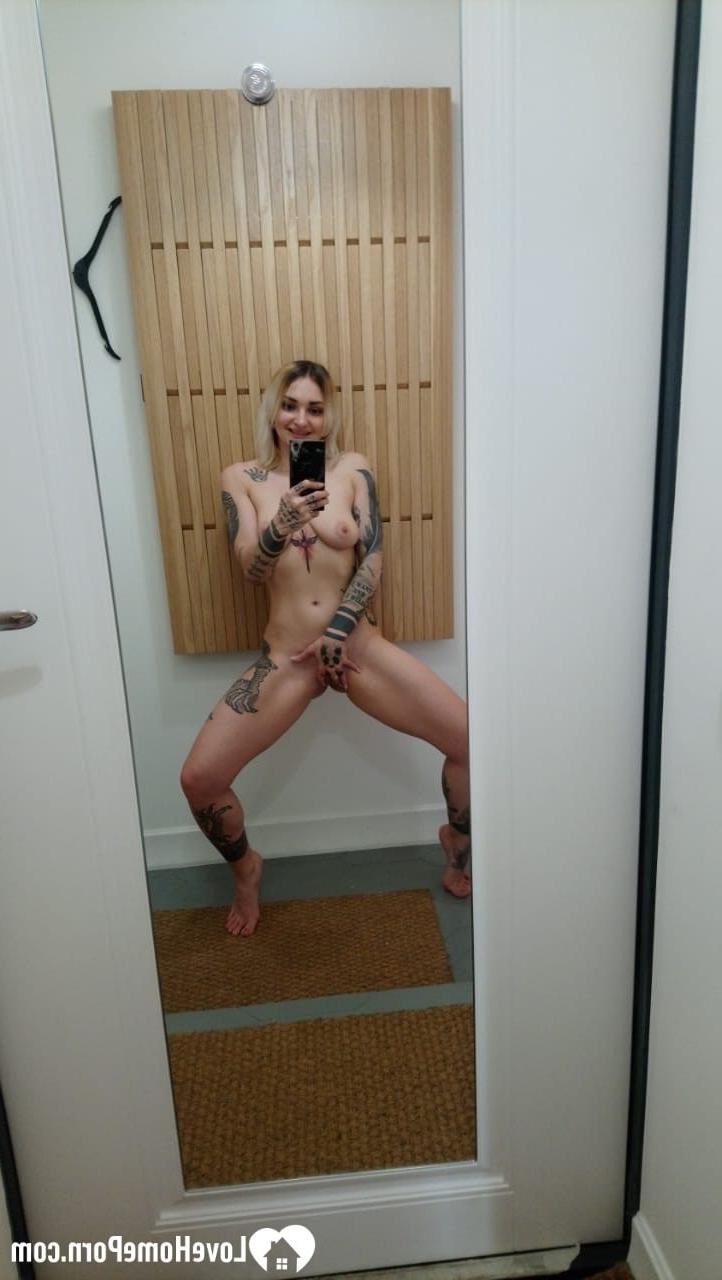 20P Amadora loira tira selfies de seu corpo tatuado, peitos grandes e bunda no espelho