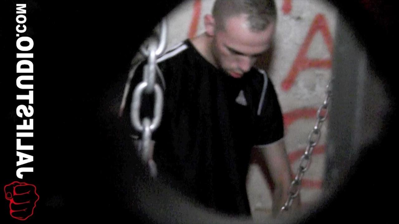 9P Gay submisso recebe uma surra anal completa em cativeiro depois de dar cabeça