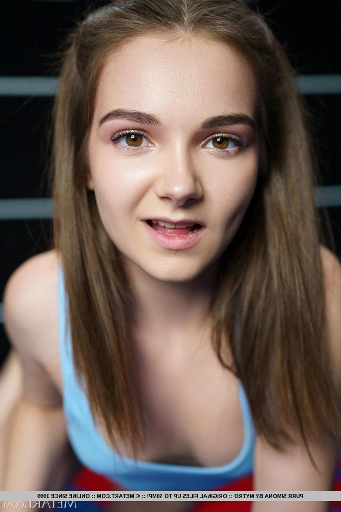 18P A doce adolescente Purr Simona fica totalmente nua enquanto está em um ringue de boxe