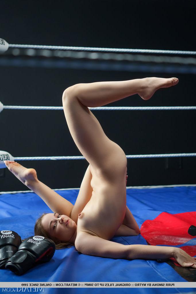 18P A doce adolescente Purr Simona fica totalmente nua enquanto está em um ringue de boxe